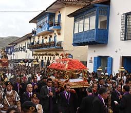 Procesión religiosa durante Semana Santa en el Cusco